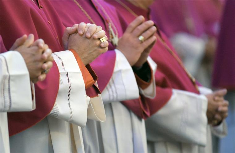 Pädophilie: Papst will Bischöfe nun auch bei Nachlässigkeit entlassen Der Vatikan will im Kampf gegen sexuelle Gewalt gegenüber Minderjährigen die Bischöfe mehr als bisher in die Pflicht nehmen.