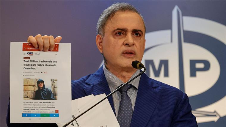 Venezuela: Wende im Todesfall von Rapper Canserbero Der venezolanische Generalstaatsanwalt Tarek William Saab zeigt auf einer Pressekonferenz in Caracas einen Zeitungsartikel mit einem Bild des Rappers Canserbero.