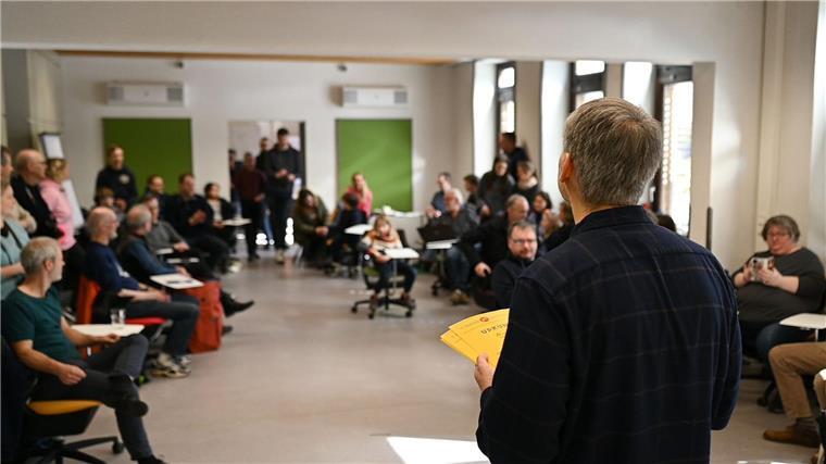 Annäherung an Unendlichkeit: Rekord bei Pi-Wettbewerb Der Veranstalter Jan van Koningsveld verteilt beim 7. Emder Pi-Wettbewerb die Urkunden.