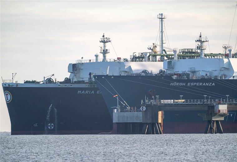 LNG-Terminal in Wilhelmshaven: Umwelthilfe legt Widerspruch ein Das mit verflüssigtem Erdgas beladene Tankschiff "Maria Energy" liegt am schwimmenden Terminal, dem Spezialschiff "Höegh Esperanza".