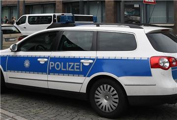 Ein Polizeiwagen steht auf der Straße. 