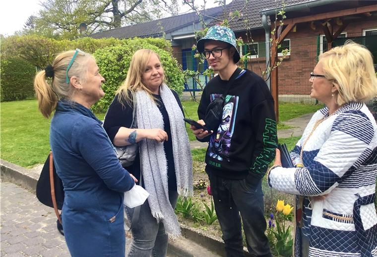 Verein Hiob schickt Hilfe zu 86 hungernden Kindern nahe Odessa Der Verein Hiob organisiert gerade unter Hochdruck den Transport ins von aller Versorgung abgeschnittenen Örtchen Zhovten/Petrowiriwka. Von dort stammt auch Maksim Zhabin (Mitte): Der 16-Jährige kam als Flüchtling am 24. April hier an, die Damen vom Hiob-Vorstand (v.li) Meike und Saskia Schlarmann und rechts Gaby Treschok kümmern sich um ihn.