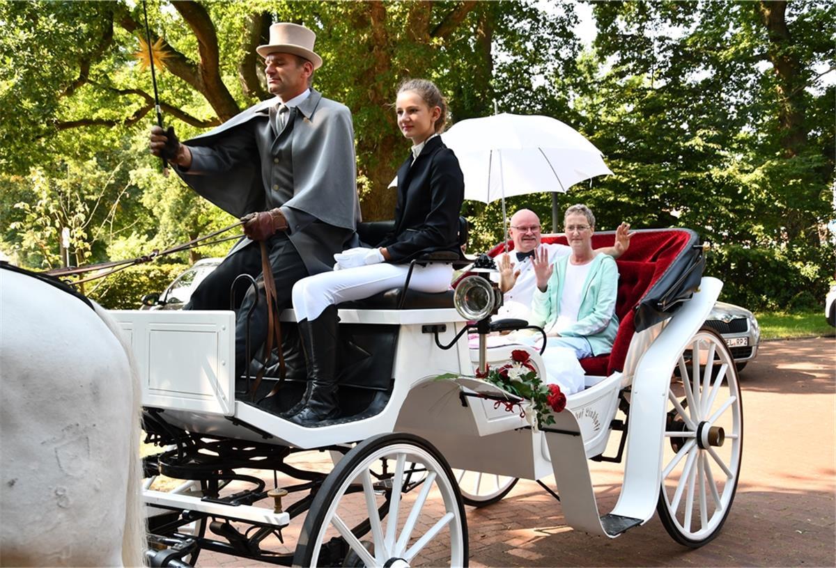 26 letzte Wünsche erfüllt Der Verein Lebenswunsch ermöglichte unter anderem die Gestaltung eines 20. Hochzeitstages im Laurentius-Hospiz in Falkenburg, bei dem eine weiße Kutsche mit weißen Pferden zum Einsatz kam.