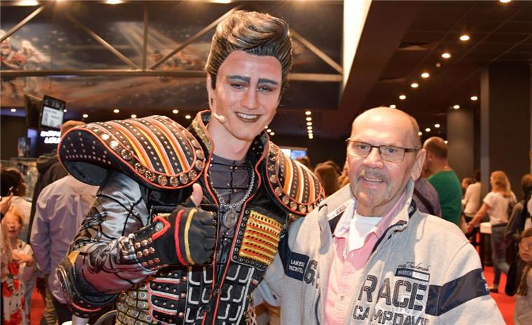 Verein erfüllt Hospizbewohner aus Nordenham letzten großen Wunsch Der Verein Lebenswunsch hat Herrn K. aus Nordenham einen Besuch beim Musical Starlight Express ermöglicht. Auch für ein Foto mit einem der Darsteller war während dieses Ausflugs Zeit.