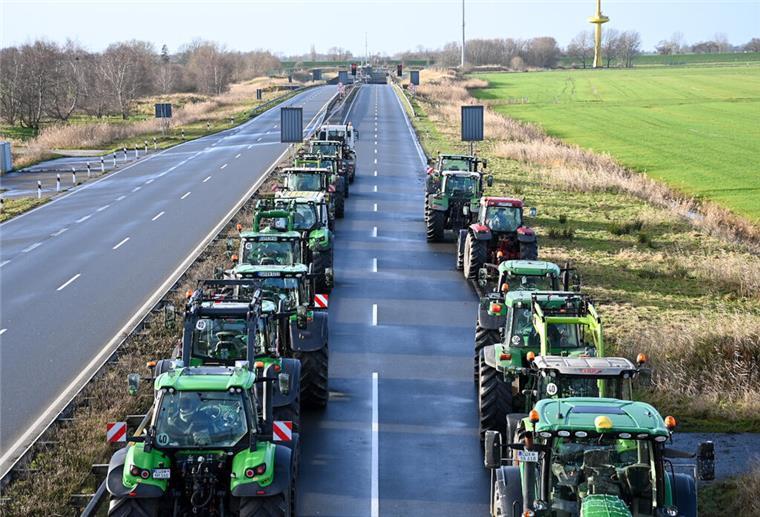 Bauernproteste: Der Wesertunnel ist wieder frei, Lage am Containerhafen entspannt sich Der Verkehr durch den Wesertunnel ist komplett zum Erliegen gekommen. Die Proteste sollen noch einige Stunden andauern.