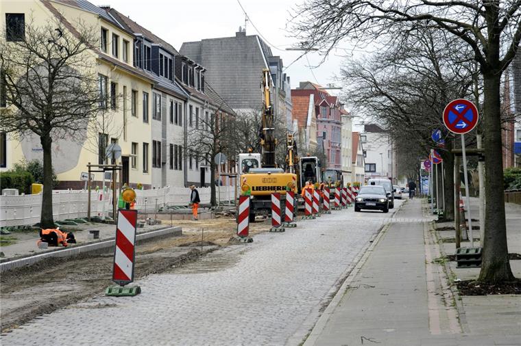 Batteriestraße in Lehe bekommt neue Asphaltdecke Der Verkehr durch die Batteriestraße fließt zurzeit nur einspurig.