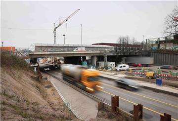 Der Verkehr fließt auf der Autobahn A7 unter der Brücke Behringstraße kurz vor dem Elbtunnel.