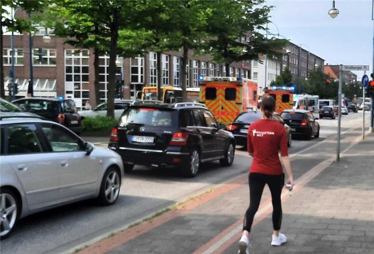 Bus rammt Dreirad-Auto: Verkehrschaos am Hauptbahnhof Bremerhaven Der Verkehr staut sich nahe des Hauptbahnhofs Bremerhaven.