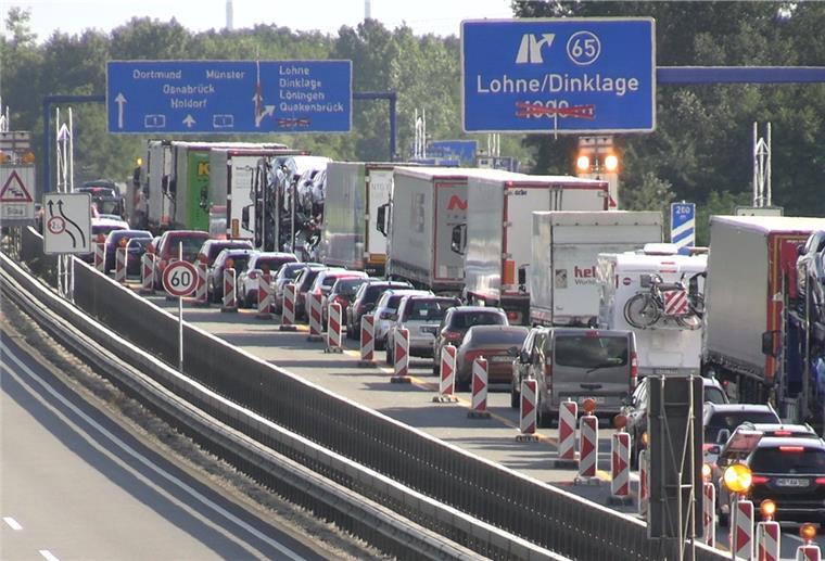 A1 nach Unfall bis Dienstagabend gesperrt Der Verkehr staute sich auf der A1 nach einem Unfall zwischen Lohne und Holdorf bereits am Montag.
