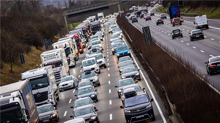 Der Verkehr stockt am Nachmittag auf der A2 in Fahrtrichtung Hannover.