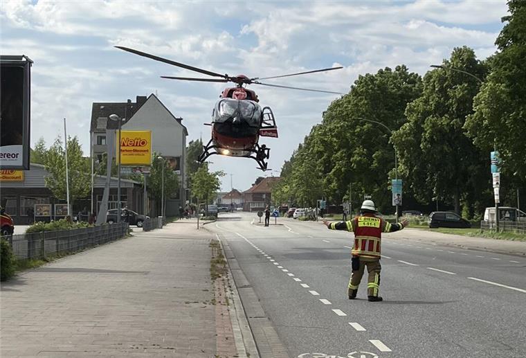 Der verletzte Arbeiter wurde von einem Rettungshubschrauber abgeholt.