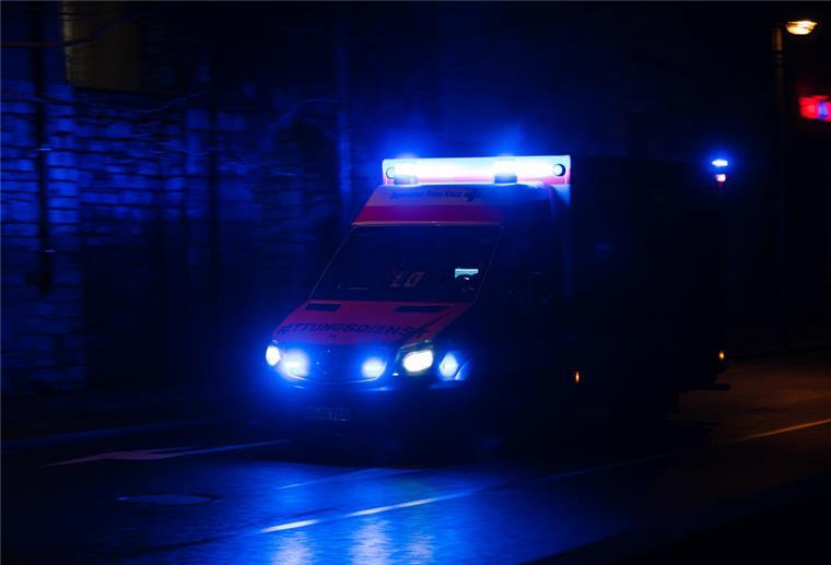 Schwerverletzter nach Streit in Bremerhaven-Lehe: Polizei ermittelt wegen versuchten Tötungsdelikts Ein Krankenwagen fährt mit Blaulicht durch eine Straße in der Nacht.