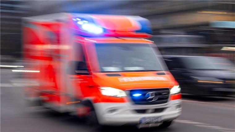 Mann nach Messerstich in Bremen in Lebensgefahr Der Verletzte wurde in ein Krankenhaus gebracht und dort notoperiert. (Symbolbild)