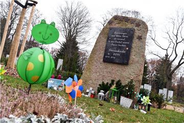 Der Verlust eines „Sternenkinds“, also eines Säuglings, der schon während oder kurz nach der Geburt verstirbt, ist für die Eltern zumeist schwer zu ertragen. Wie auf diesem Symbolbild gibt es auch auf dem Friedhof Spadener Höhe eine Anlage für ihre Beerdigung.