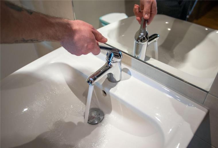 Bremerhaven: Wulsdorfer Senioren werden Opfer von falschen Wasserwerkern Ein Mann öffnet einen Wasserhahn und lässt frisches Wasser fließen