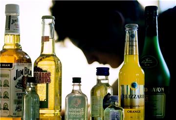 Der vermeintliche Trostspender Alkohol wird zum Problem in der Corona-Krise: Suchtberatungsstellen verzeichnen bundesweit eine erhöhte Nachfrage von Hilfesuchenden.