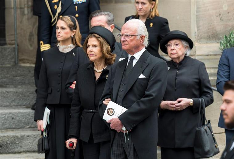 Schwedisches Königspaar nimmt Abschied von Prinz Andreas Der Verstorbene war der Cousin von König Carl Gustaf.