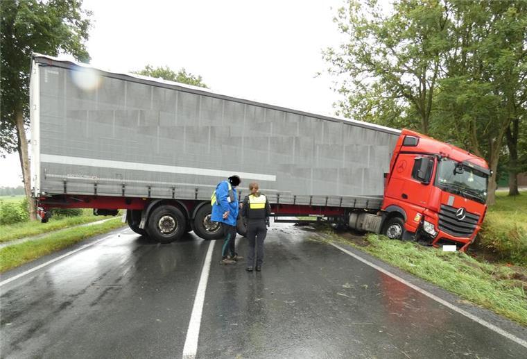 Sattelzug von Straße abgekommen: B495 in Lamstedt-Hollnseth für Stunden gesperrt Ein verunglückter Lkw steht quer auf einer Straße.
