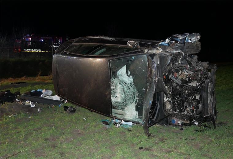 A 1 bei Kalbe: Polizei sucht Zeugen für schweren Verkehrsunfall Der verunglückte VW Golf kam auf der Seite liegend zum Stillstand.