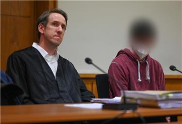 Der verurteilte Mörder (r) der elfjährigen Lena sitzt vor Prozessbeginn im Landgericht neben seinem Pflichtverteidiger Johannes Mann
