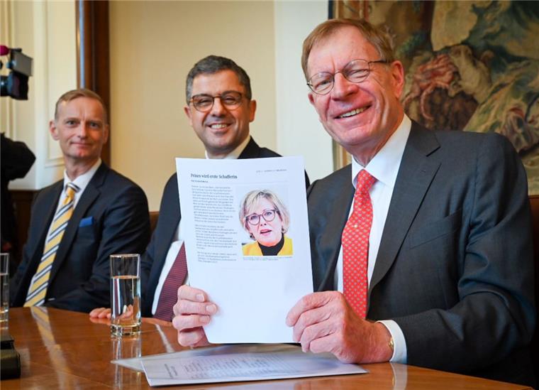 Erste Schafferin: "Ich fühle mich sehr geehrt" Der verwaltende Vorsteher des Hauses Seefahrt, Matthias Claussen, mit dem Porträt von Janina Marahrens-Hashagen. Links der erste Schaffer 2020, Thomas Kriwat, mit Bülent Uzuner, dem zweiten Schaffer.