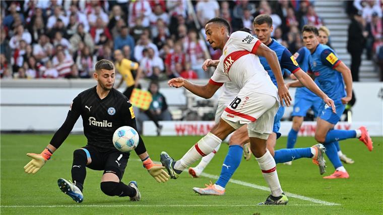 VfB auch in der Liga wieder auf Kurs - 2:1 gegen Kiel Der VfB erspielte sich in der ersten Halbzeit viele Torchancen - wie hier Jamie Leweling, der aber am Gäste-Tor vorbei zielt.