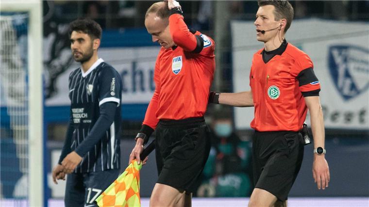 Bericht: VfL Bochum holt sich Strafe von Becherwerfer zurück Der VfL Bochum hat sich nach einem Bierbecherwurf einen Teil der Geldstrafe vom Täter zurückgeholt.