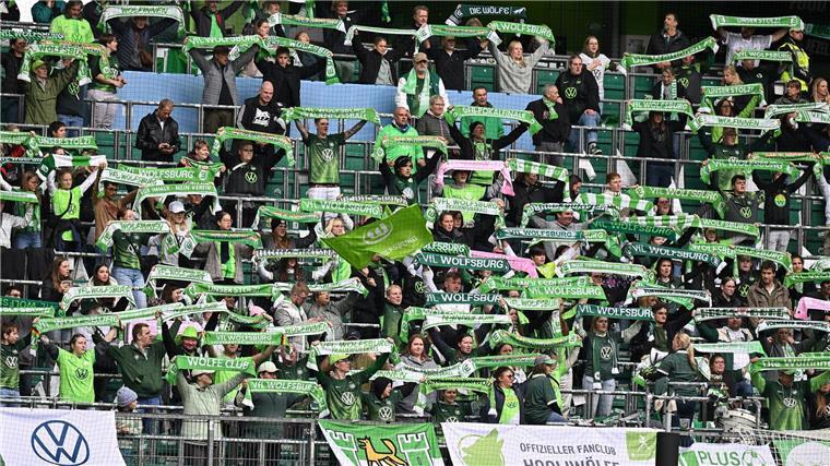 Flaschenwürfe und Verletzte: Platzverweis für über 520 Fans Der VfL Wolfsburg ist beim Hamburger SV zu Gast.