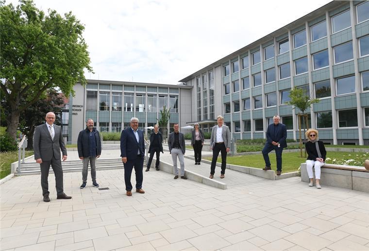 Der VHS-Campus konnte nun offiziell eingeweiht werden. Es freuen sich (von links) Stadtverordnetenvorsteher Torsten von Haaren, Stäwog-Mitarbeiter Heino Czerwinski, Oberbürgermeister Melf Grantz, Dipl.-Ing. Jürgen Grube, Stadtrat Michael Frost, Dr.-Ing. Käthe Protze, Stäwog-Geschäftsführer Sieghard Lückehe, Bürgermeister Torsten Neuhoff und VHS-Direktorin Dr. Beate Porombka.