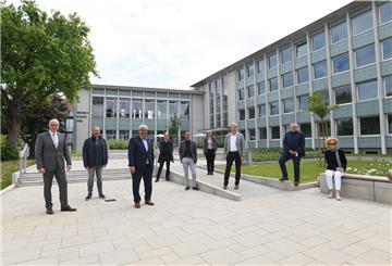 Der VHS-Campus konnte nun offiziell eingeweiht werden. Es freuen sich (von links) Stadtverordnetenvorsteher Torsten von Haaren, Stäwog-Mitarbeiter Heino Czerwinski, Oberbürgermeister Melf Grantz, Dipl.-Ing. Jürgen Grube, Stadtrat Michael Frost, Dr.-Ing. Käthe Protze, Stäwog-Geschäftsführer Sieghard Lückehe, Bürgermeister Torsten Neuhoff und VHS-Direktorin Dr. Beate Porombka.