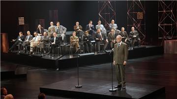 Der vierstündige Film ist mit prominenten Darstellern besetzt.