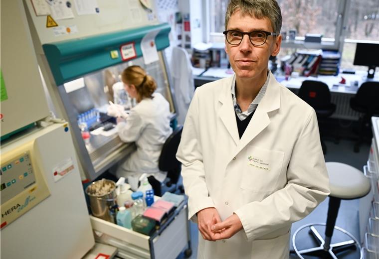 Der Virologe Professor Stephan Becker leitet das Institut für Virologie an der Uni Marburg in Hessen und forscht an einem Impfstoff gegen das Coronavirus.