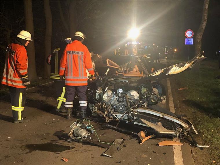 Der völlig zerstörte Porsche nach dem Unfall. Warum er gegen einen Baum krachte, ist noch unklar.