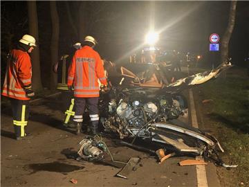 Der völlig zerstörte Porsche nach dem Unfall. Warum er gegen einen Baum krachte, ist noch unklar.