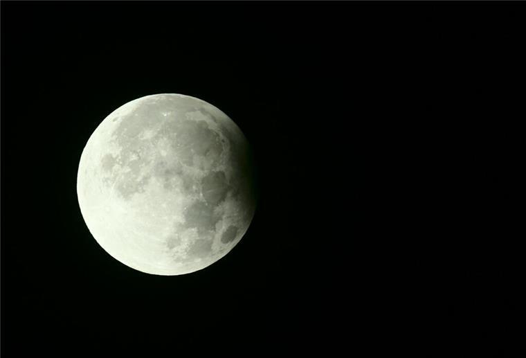 Supermond und partielle Mondfinsternis: So sah das Spektakel am Nachthimmel aus Der volle Mond steht teilweise im Schatten der Erde. Man sieht am rechten Rand die partielle Mondfinsternis. Der Erntemond steht der Erde sehr nahe und wird deswegen auch Supermond genannt.