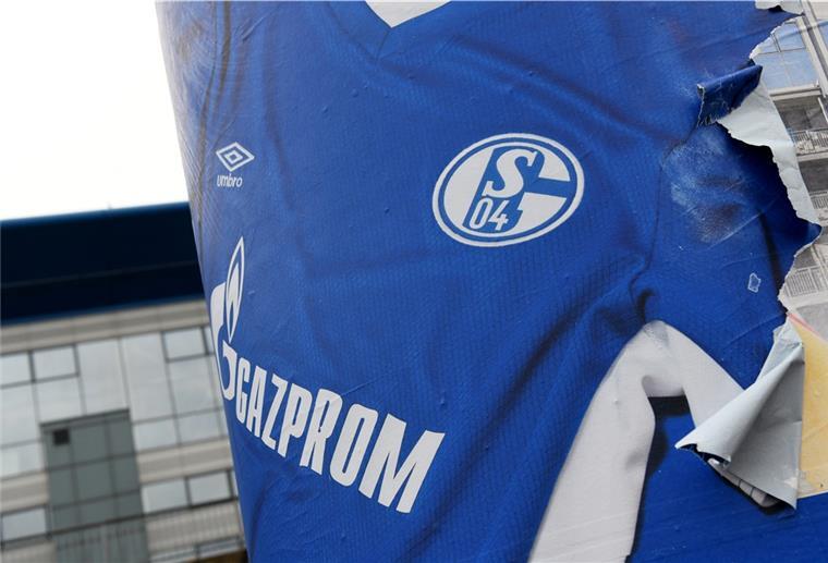 Das Logo des russischen Energieunternehmens Gazprom ist auf einem Werbeplakat vor der Veltins Arena des Fußball-Zweitligisten FC Schalke 04 zu sehen. 