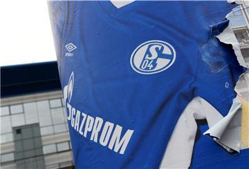 Das Logo des russischen Energieunternehmens Gazprom ist auf einem Werbeplakat vor der Veltins Arena des Fußball-Zweitligisten FC Schalke 04 zu sehen. 