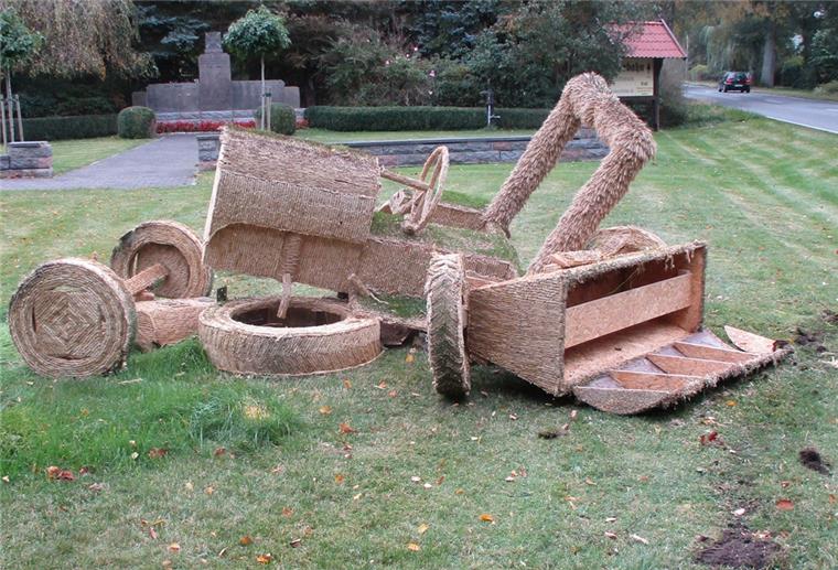 Tiste: Ernteskulptur
offenbar mutwillig
zerstört Der von Bürgern ehrenamtlich zum Erntedankfest gebaute und jetzt zerstörte Traktor mit Sämaschine.