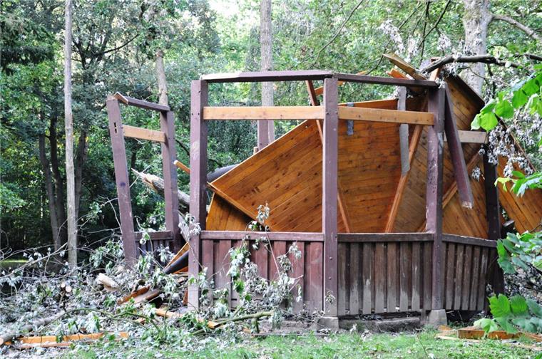 Bürger sammeln Geld für Wiederaufbau des Friedeburg-Pavillons Der von einem stürzenden Baum zerstörte Pavillon im Nordenhamer Friedeburgpark soll nach dem Wunsch Nordenhamer Bürger wieder aufgebaut werden.