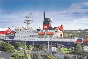 Schiff "Polarstern" vor Hafenkulisse.