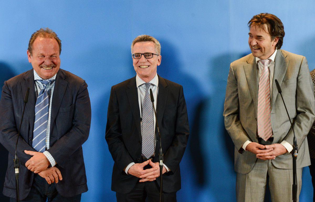 Öffentlicher Dienst: Zufriedenheit über Tarifeinigung Der Vorsitzende der Gewerkschaft Verdi, Frank Bsirske (links), Bundesinnenminister Thomas de Maiziere (CDU) und Thomas Böhle, Präsident des kommunalen Arbeitgeberverbands (VKA): Die Gremien von Gewerkschaften und Arbeitgebern stimmten einer insgesamt fast fünfprozentigen Lohnerhöhung zu. Neue Streiks sind damit abgewendet.