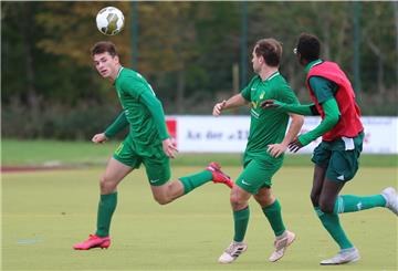Der Vorsitzende des Bezirks und der Spielausschuss machen auch dem TSV Abbehausen (grüne Trikots) Hoffnung auf Ligaspiele ab April.