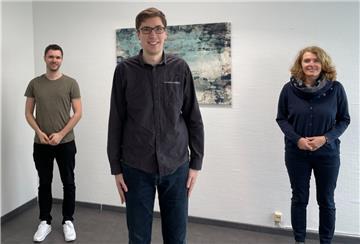 Der Vorsitzende des neu gegründeten Vereins Weserschutz, Mirko Baacke (Mitte), mit den Vorstandsmitgliedern Kevin Ripken und Heike Stahl-Krippner.