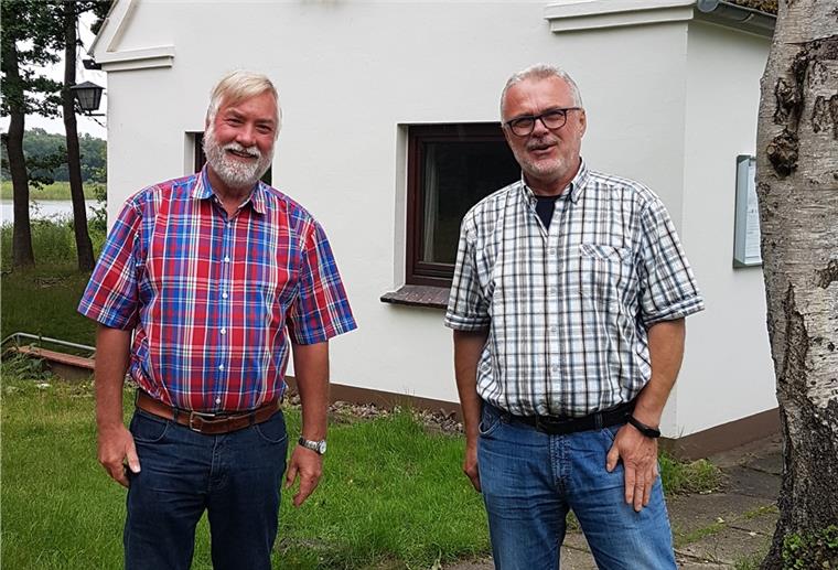Seit 100 Jahren sind die Naturfreunde am Wollingster See Der Vorsitzende Heinz Menzen (links) und Vorstandsmitglied Ralf Ebeling vor dem "kleinen Haus" der Naturfreunde am Wollingster See.