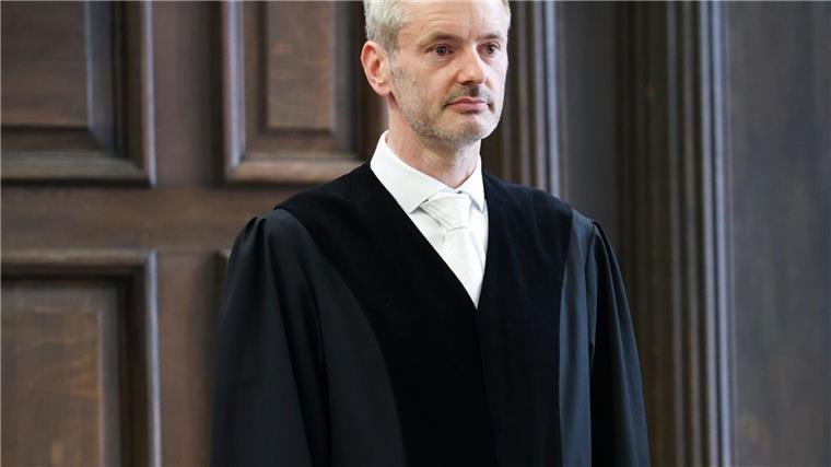 Der Vorsitzende Richter Immo Graf steht im Saal.