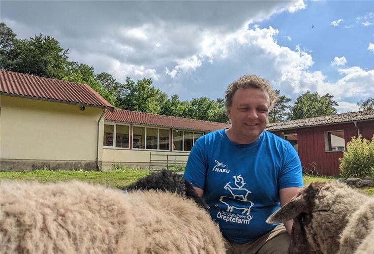 Tierverkauf auf Dreptefarm läuft: Esel und Schafe suchen noch ein Zuhause Der Vorsitzende Sönke Hofmann liebt seine Tiere - und muss sich doch weggeben. Archivfoto: Andreas Palme