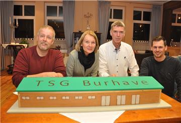 Der Vorstand der TSG Burhave mit dem Modell eines Vereinsheims (von links): Volker Bliefernich, Tanja Thielemann, Gerd Timmermann und Julian Hasemann