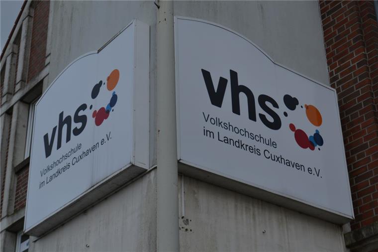 VHS im Landkreis Cuxhaven steckt in finanziellen Schwierigkeiten Der Vorstand der VHS in Langen fordert mehr Geld vom Landkreis.
