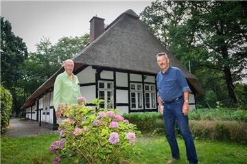 Der Vorstand des Bauernhausvereins Lehe (v. li.) Peter Hebel und Werner Brischke, ist nicht bereit, die Kündigung der Geesthof-Verwalter zurückzuziehen. Foto Scheschonka