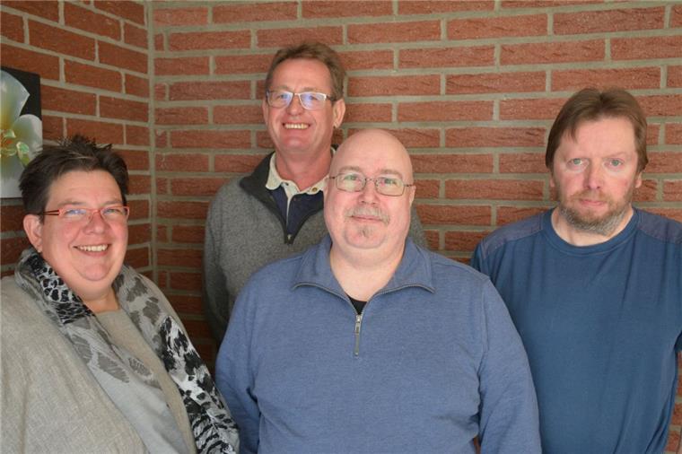 Der Vorstand des Bürgervereins Tossens mit (von links) Sabine und Willi Wilcke, Thomas Dzillum und Bernd Bultmann tritt geschlossen zurück.
                               

